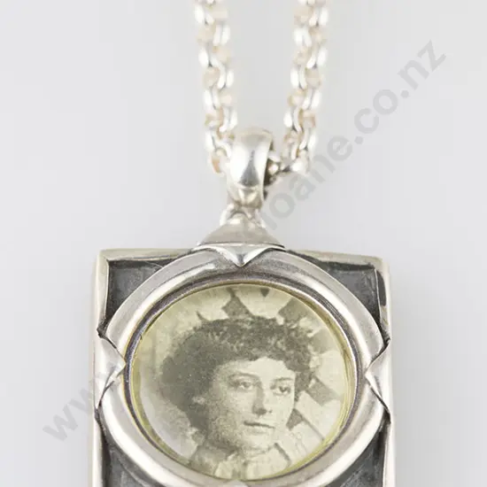 S/S Photo Locket on Trace Link Chain