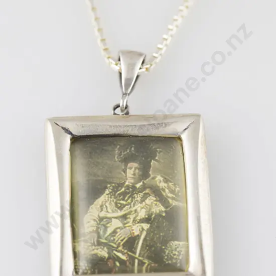 S/S Photo Locket on Box Link Chain