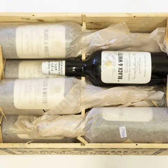 12 bottles "Black & White" Blended Scotch Whisky 1966 in original crate