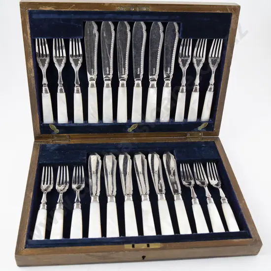 Edw Oak Canteen Of 12 Fish Knives & Forks