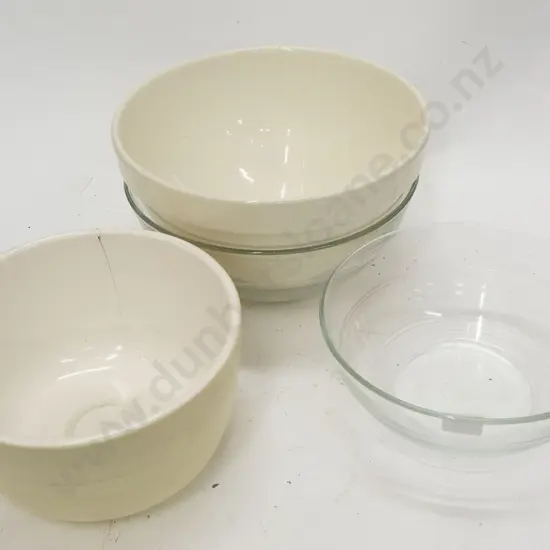 Quantity of Mixing Bowls (one a/f)