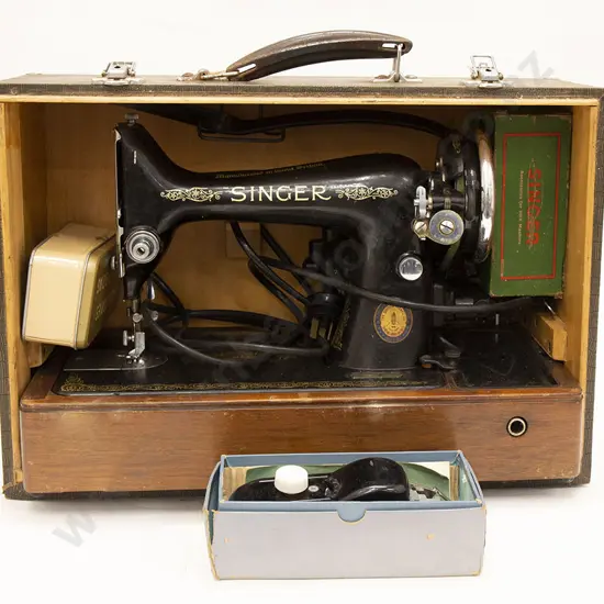 Tabletop Model Singer Sewing Machine with Accessories