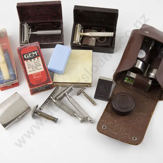 Gem Bakelite and Other Cased Razors