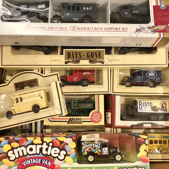 16 Lledo Advertising Models