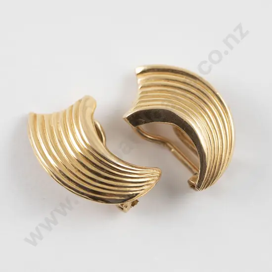 Pair 18ct Ribbed Scroll Earrings