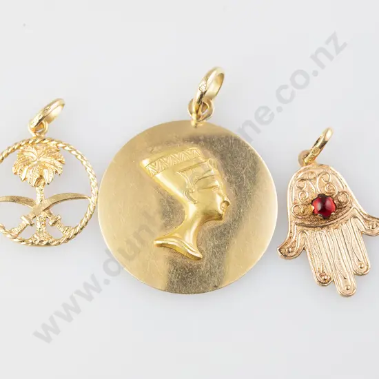 18ct Circlet Pendant with bust of Queen Nefertiti