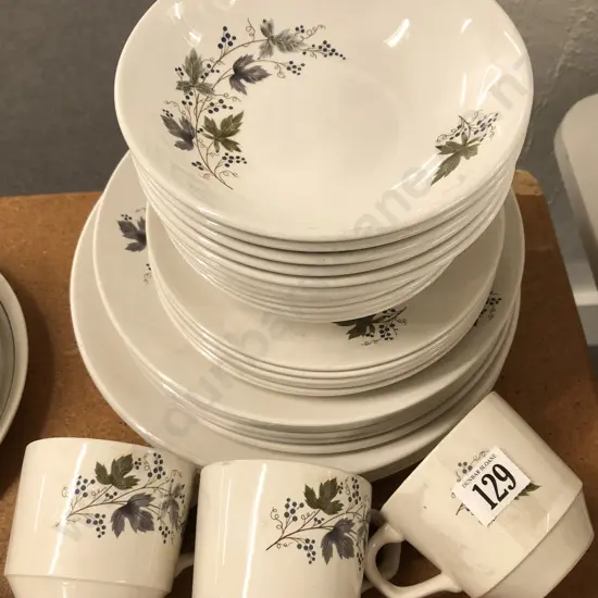 Qty of Vintage Crown Lynn Crockery