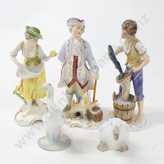 Group China Figures & Animal Ornaments incl. Wedgwood / Hummel / Lladro etc