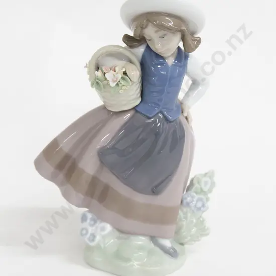 Small Lladro Figure of Girl with Flowers in Original Box