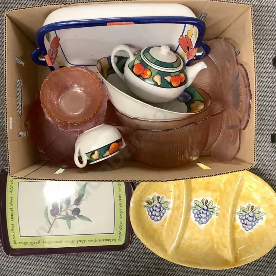 Quantity of Assorted Kitchenware Including Glass Platers