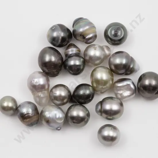 19 Unmounted Black and White South Sea Pearls