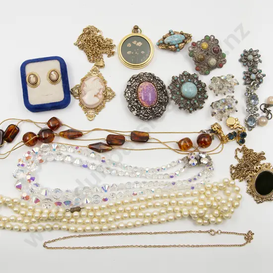 Small Selection Vintage Costume Jewellery