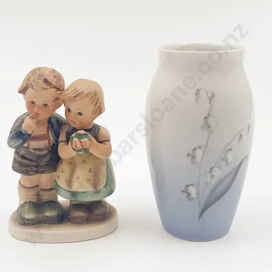 Western Germany Group Figure Together With Vase
