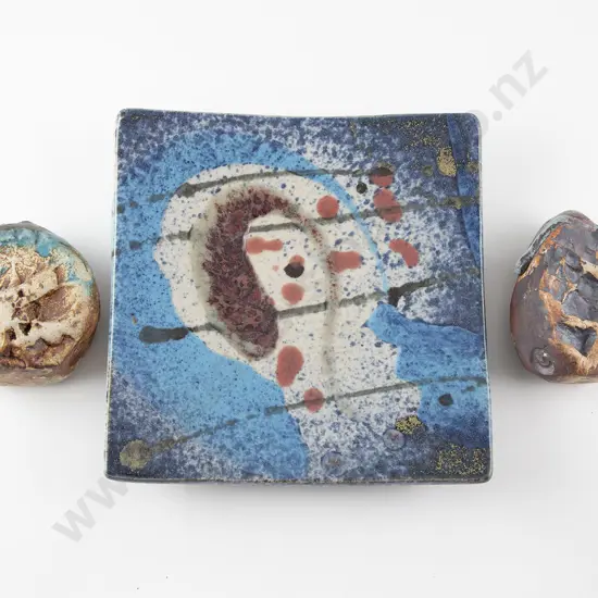 Doreen Blumhardt Small Square Platter with two posy vases (3)