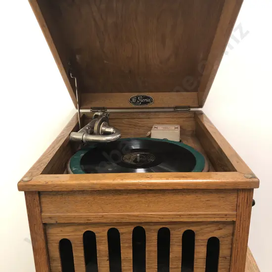 La Gloria Oak Cased Gramophone (Borer)