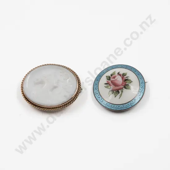 9ct Mounted Moulded White Glass Cameo Brooch