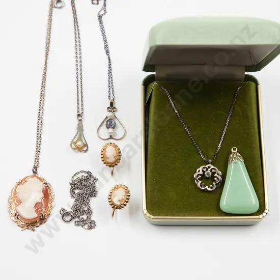 9ct Framed Classical Portrait Cameo Pendant