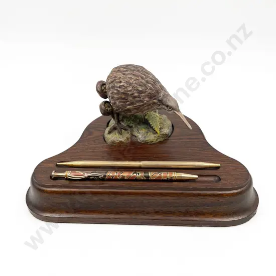 Unmarked Hereford Model of a Kiwi