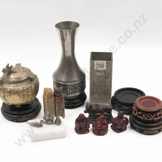Small Quantity of Assorted Asian Ornaments (16)
