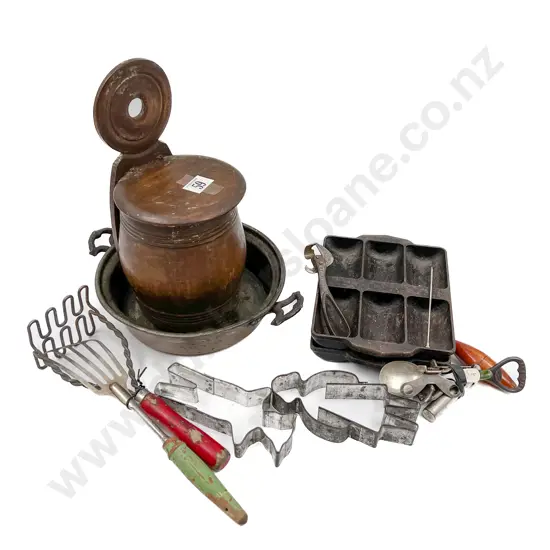 Quantity of Assorted Vintage Kitchen Ware Incl. Ginger Gem Moulds