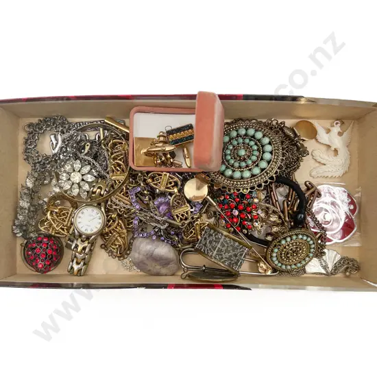 Small Quantity of Assorted Costume Jewellery Incl. Brooches Etc.