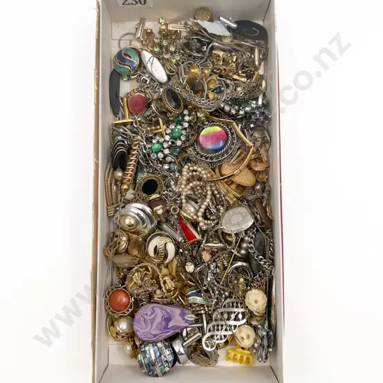 Quantity of Assorted Costume Jewellery