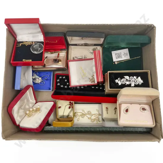 Quantity of Assorted Costume Jewellery Incl. Necklaces and Earrings
