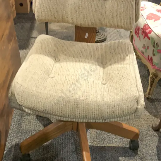 Button Back Swivel Office Chair