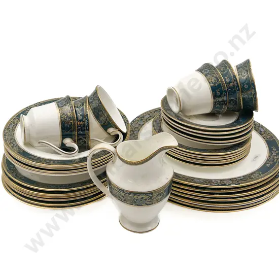 Quantity of Assorted RD Carlyle Dinner Ware