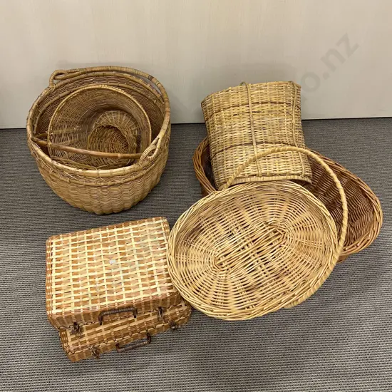 Large Qty of Assorted Wicker Items Including Baskets etc