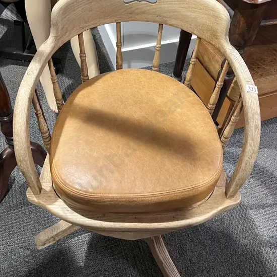 Swiveling Captain's Chair