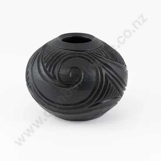 Ovoid Pot in the style of Wi Taepa