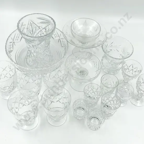 Quantity of Assorted Crystal (19)