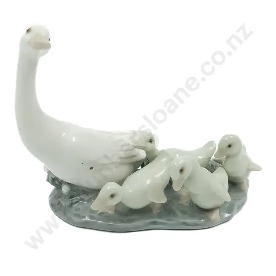 Lladro Figure Group of Goose with Goslings
