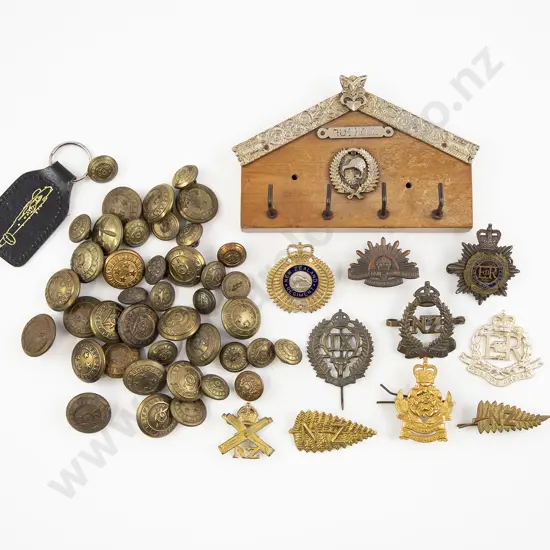 Collection NZ WWI and WWII Badges and Buttons