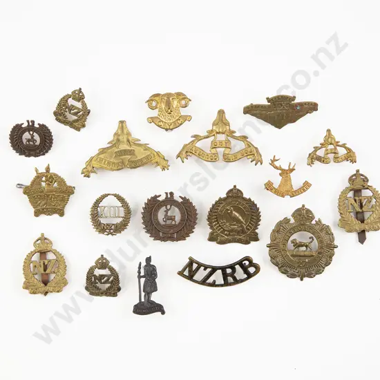 Collection NZ WWI and WWII Badges and Insignia (18)