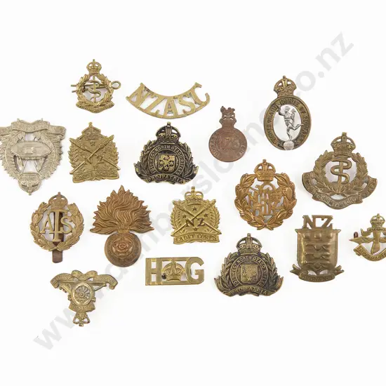 Collection NZ WWI and WWII Badges and Insignia (17)