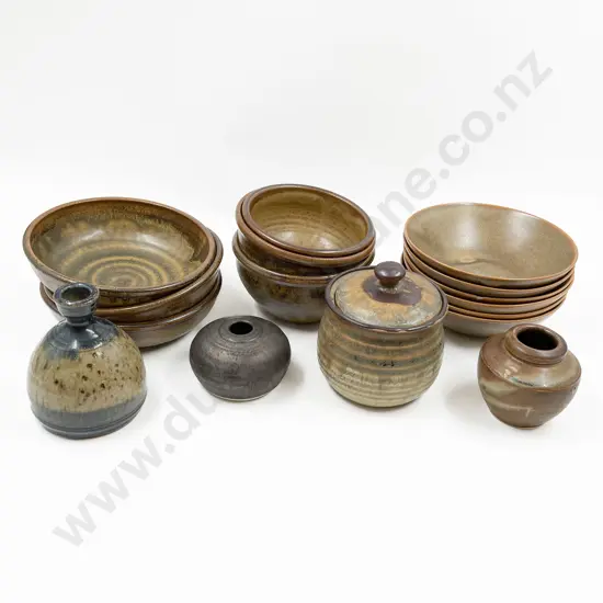 Quantity of Assorted NZ Pottery (16)