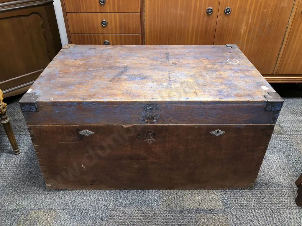 Large Vintage Blanket Chest Image 1++