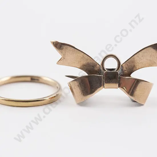 18ct Fine Plain Wedding Band and 9ct Bow Brooch Pin