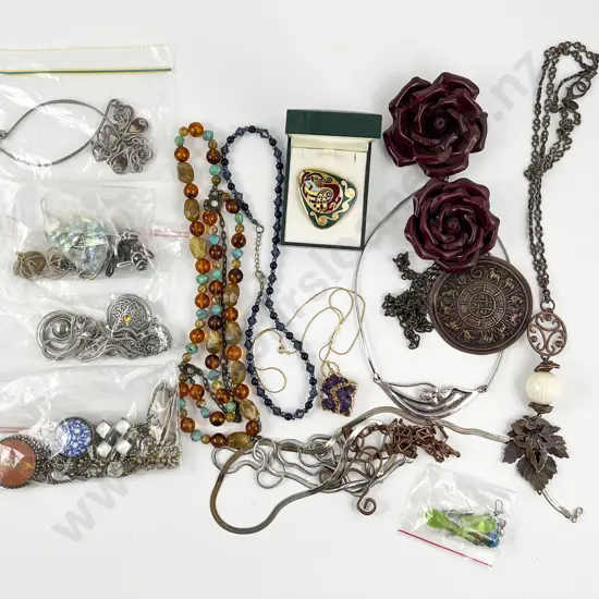 Collection Modern Design Mainly Metal Costume Jewellery