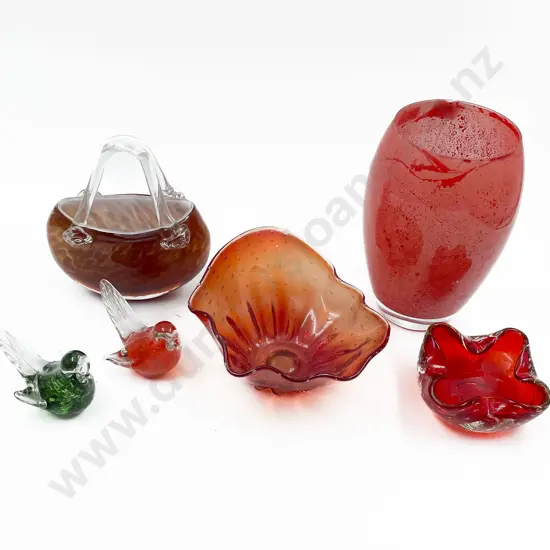 Small Quantity of Art Glass Including Vases & Bird Ornaments etc