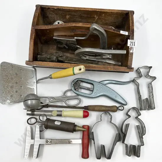 Quantity of Assorted Vintage Kitchenware