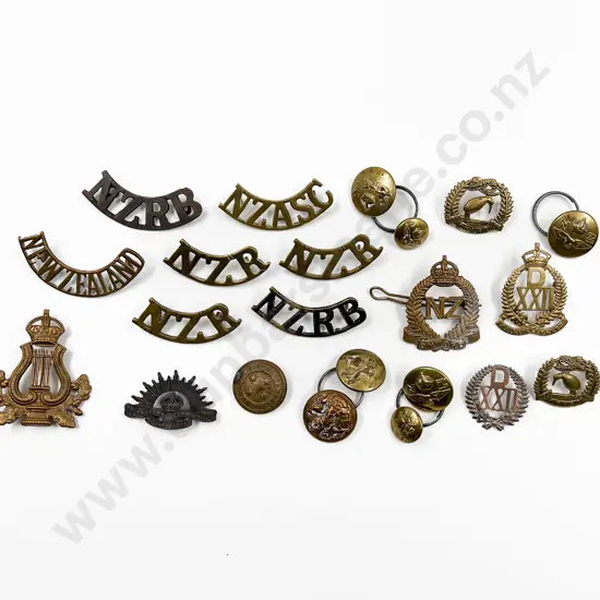 NZ Collection WWI & WWII Badges and Buttons (22)