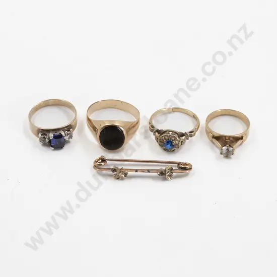 Three Various 9ct Rings with 14ct Signet Ring and Bar Brooch