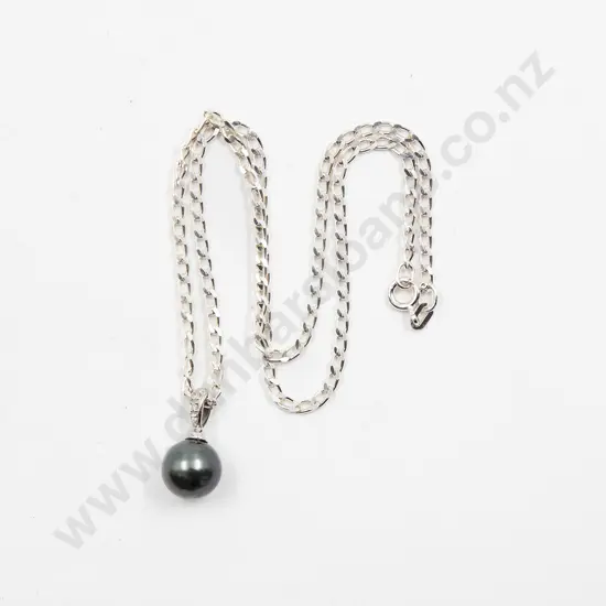 18ct White Gold Mounted SIngle South Pacific Black Pearl Pendant