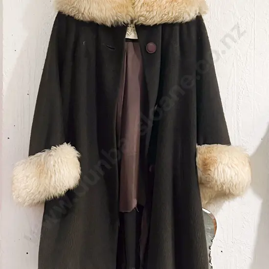 Vintage Ladies Wool and Sheepskin Trimmed Coat