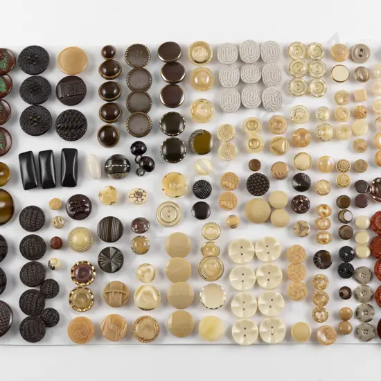 Collection Victorian & Art Deco Fawn to Brown Glass Buttons