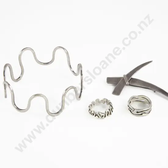 Modern Design S/S Bracelet with Two Rings and Brooch