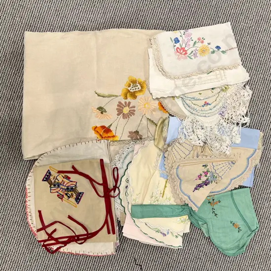 Collection Vintage Hand Embroidered Linens